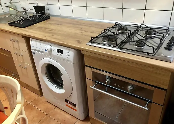 Апартаменти Cozy And Clean Apartment, Near National Arena Бухарест